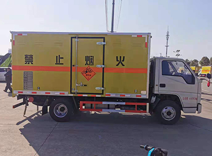 巍山爆破器材运输车技术升级与安全合规新趋势